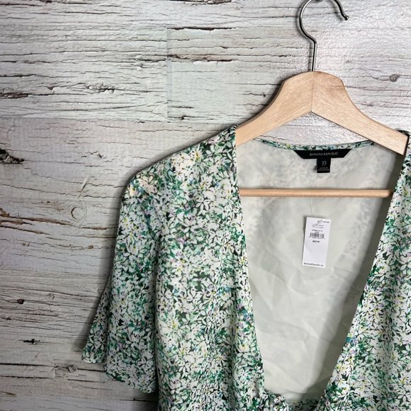 Banana republic green floral wrap blouse top size xs NWT - Picture 3 of 7